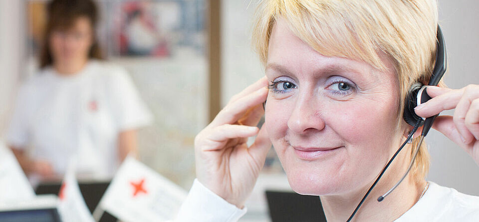 DRK Pflegeberatung. Eine DRK-Mitarbeiterin bei der Telefon-Beratung.